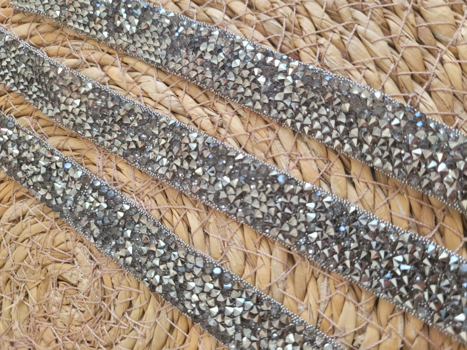 ÜTÜ İLE YAPIŞAN TAŞ ŞERİT 2 CM GENİŞLİKTE 20 CM